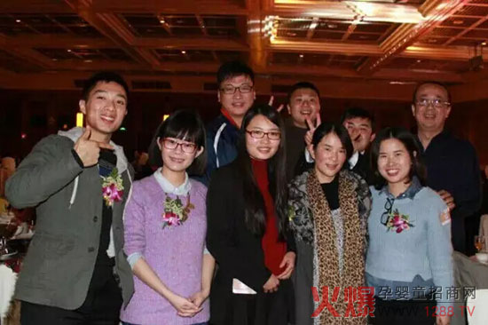 朋禾營(yíng)銷小分隊(duì)與登康領(lǐng)導(dǎo)的合照