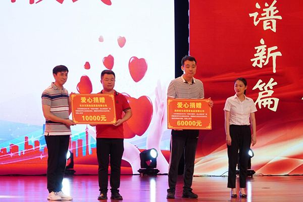 歐比佳乳業(yè)現(xiàn)場捐贈200罐總價值6萬元的悅貝彤兒童成長奶粉.jpg 歐比佳乳業(yè)現(xiàn)場捐贈200罐總價值6萬元的悅貝彤兒童成長奶粉.jpg