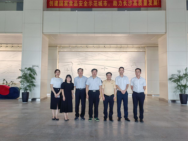 各領(lǐng)導(dǎo)蒞臨歐比佳乳業(yè)參觀考察.jpg 各領(lǐng)導(dǎo)蒞臨歐比佳乳業(yè)參觀考察.jpg