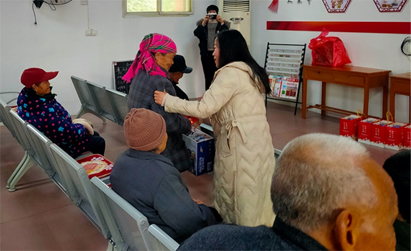 江西三誠實業(yè)有限公司負(fù)責(zé)人慰問老人.jpg 江西三誠實業(yè)有限公司負(fù)責(zé)人慰問老人.jpg