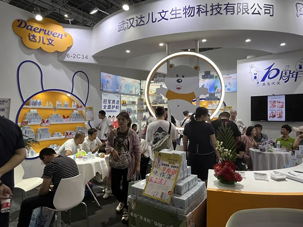 超童趣的展位設(shè)計(jì).jpg 超童趣的展位設(shè)計(jì).jpg