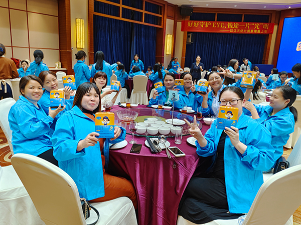 晚宴福利:每人一盒維生素C2.jpg 晚宴福利:每人一盒維生素C2.jpg