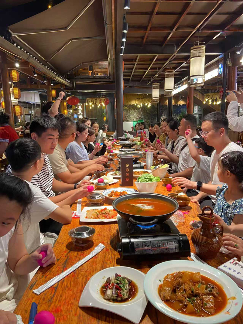 歡樂(lè)聚餐.jpg 歡樂(lè)聚餐.jpg