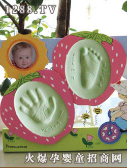 杰出草莓寶寶手足印