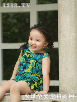 安琪爾開(kāi)心小女孩